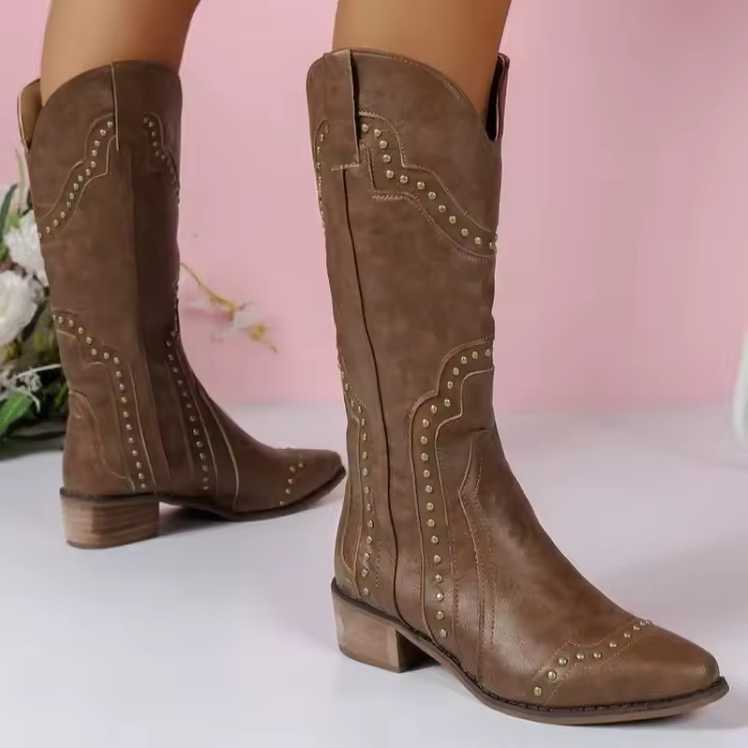 Botas vaqueras mujer Elegancia Ranchera color marrón con tachuelas doradas y tacón bajo