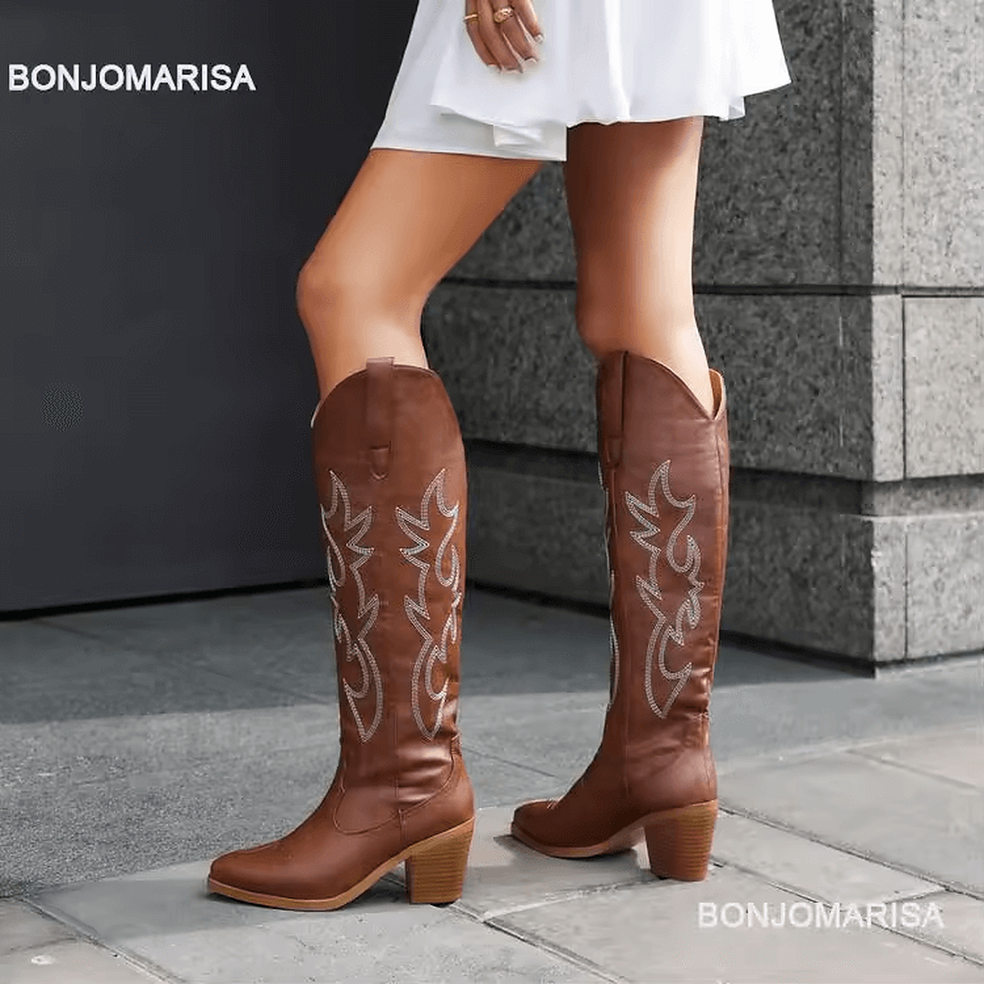 Botas vaqueras mujer Moda Mexicana color marrón con bordado elegante y tacón medio