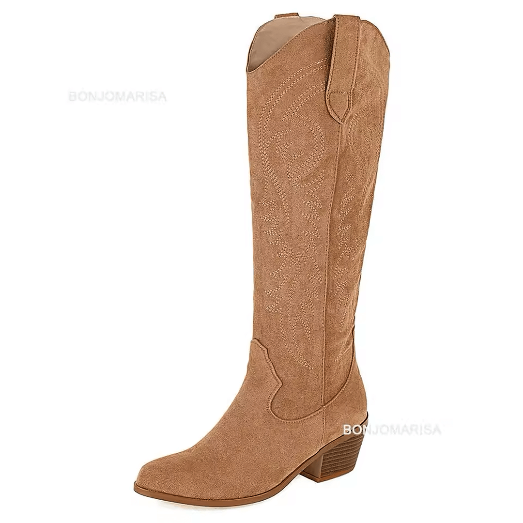 Botas vaqueras mujer Moda Mexicana color camel de gamuza con bordado discreto