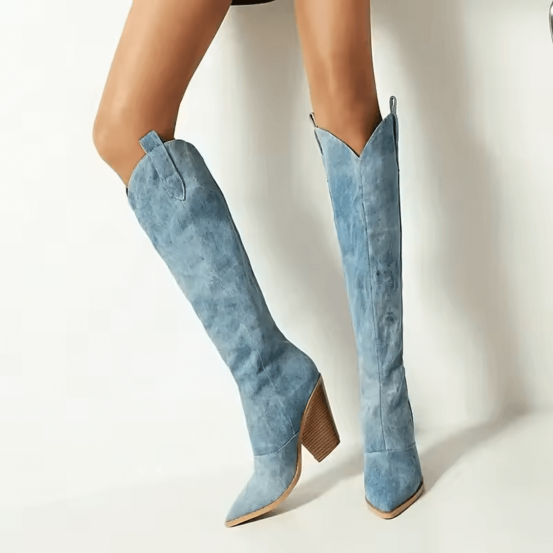 Botas vaqueras mujer Poder Norteño color azul en uso con tacón alto de madera