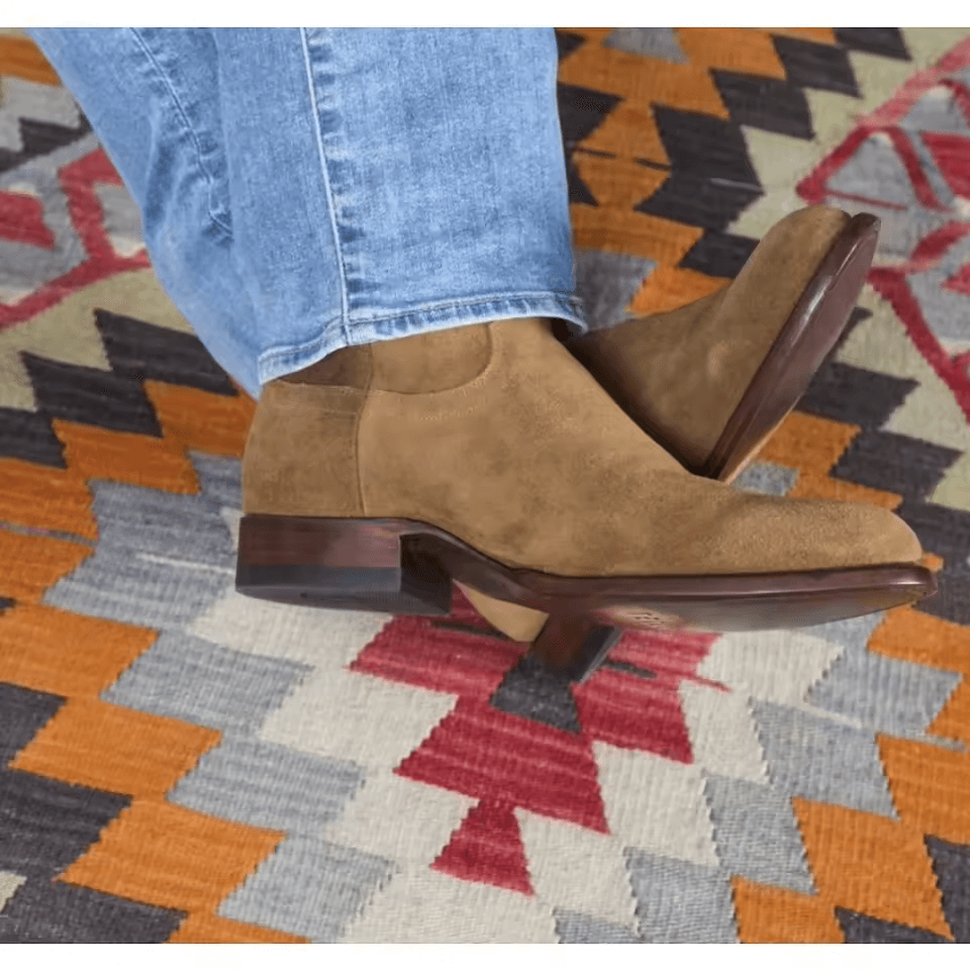 Botas vaqueras hombre Sierra Bravo camel de gamuza suave con estilo tradicional mexicano