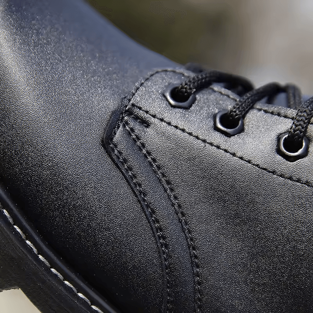 Detalle de costuras y textura en cuero PU de los Botines Hombre Carga Brava resistentes
