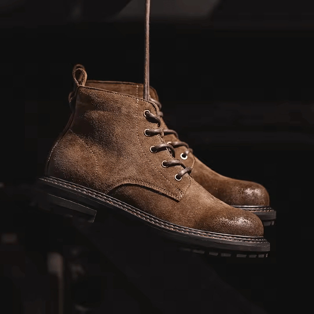 Botines hombre premium marrones colgando de cordones mostrando diseño clásico