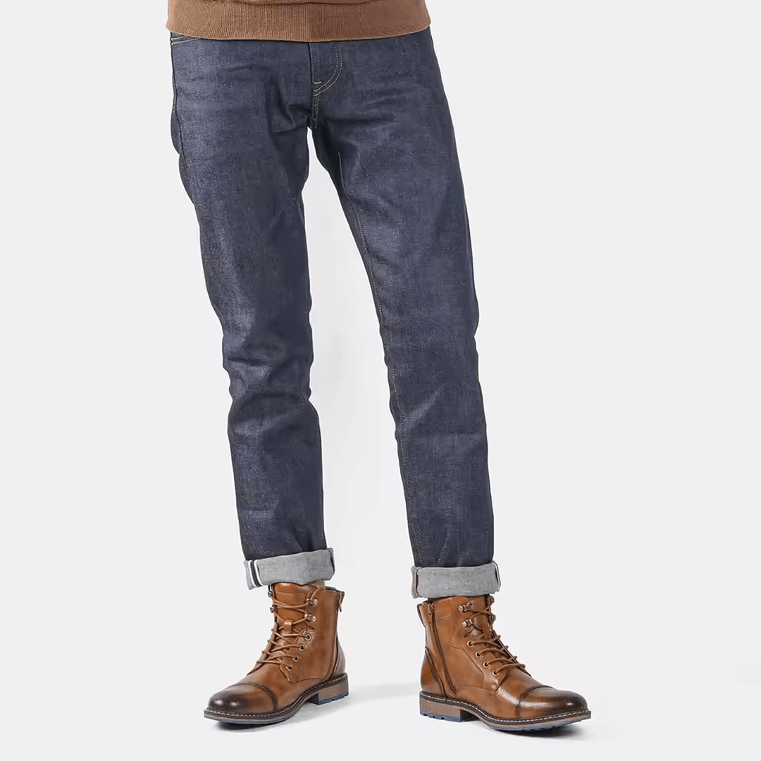 Botines hombre confort diario en color marrón con jeans doblados.