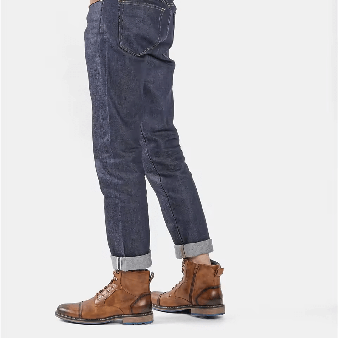 Botines marrón casuales para hombre vistos de perfil.