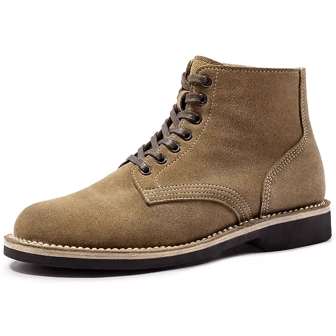 Botines Hombre Elegancia Casual en gamuza color marrón, diseño clásico con suela de caucho y cordones negros