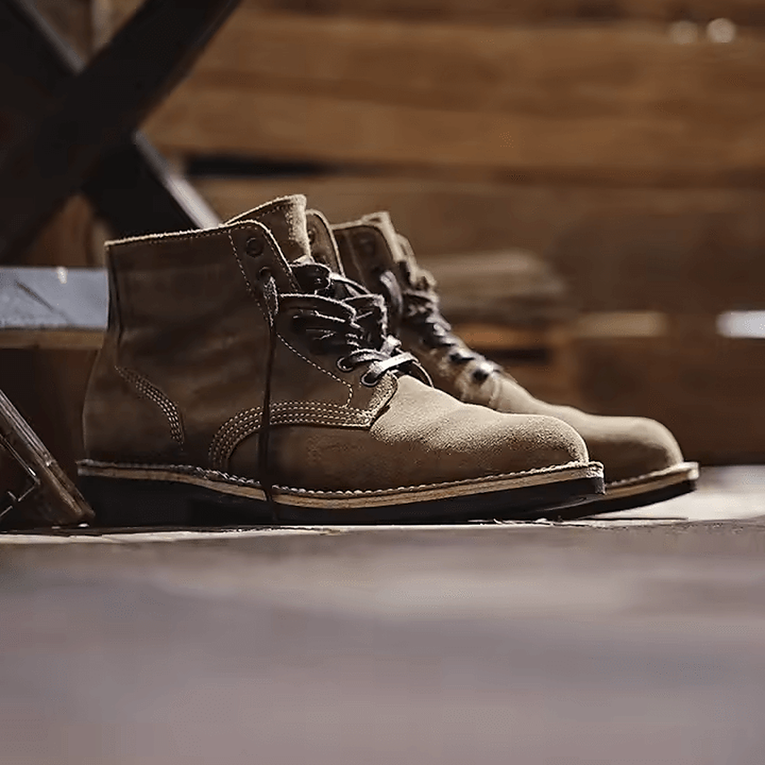 Par de Botines Hombre Elegancia Casual en gamuza marrón con costuras artesanales, estilo retro casual