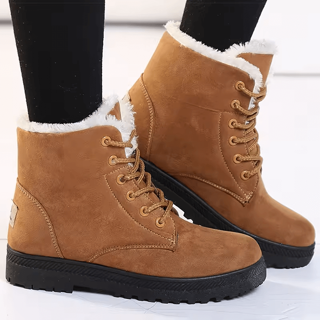 Botines mujer Bruma Fuerte color camel con interior afelpado y suela negra antideslizante