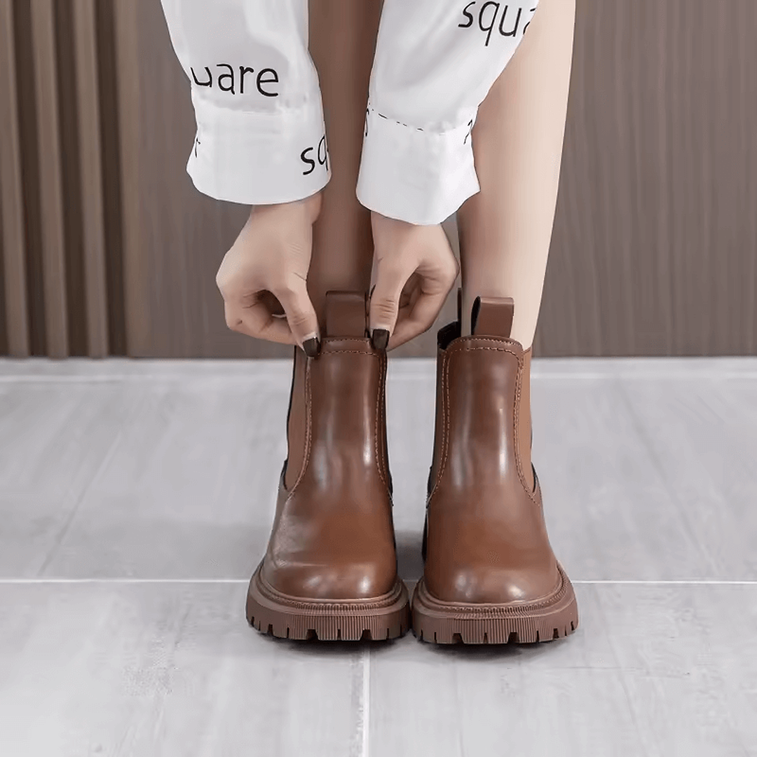 Botines mujer Eco Terrenal en tono marrón usados con pantalón claro