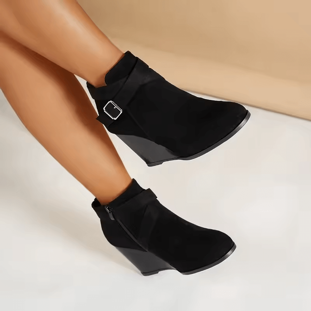 Botines mujer Selva Negra en color negro con estilo moderno y suela de cuña cómoda