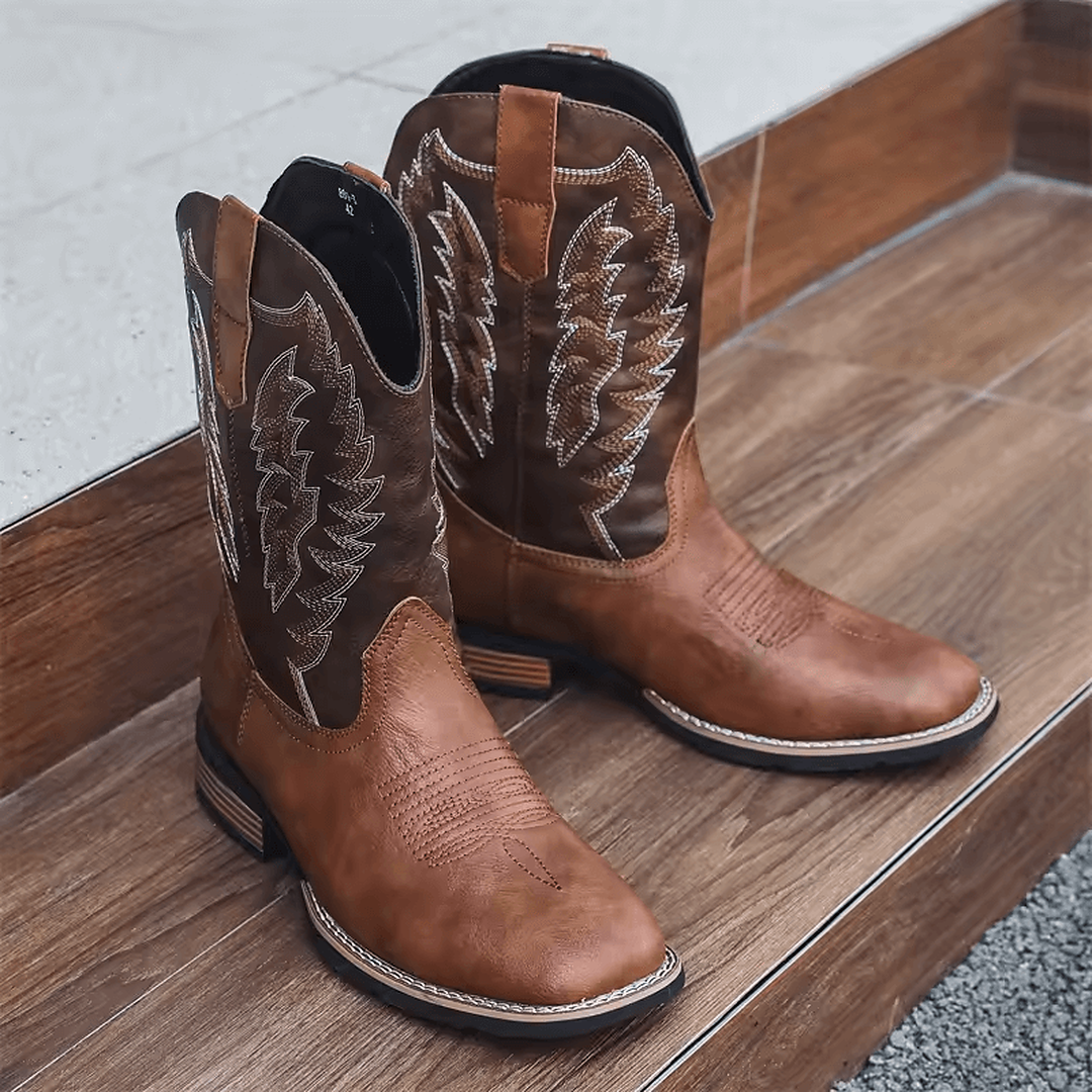 Botas vaqueras hombre Alma Vaquera marrones de cuero rústico con bordado artesanal